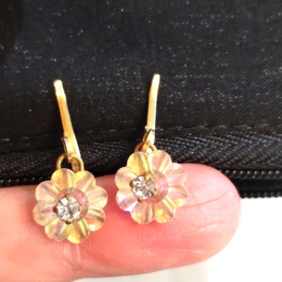 Dainty pearlescent beaded clip on earrings scalloped floral shaped - Picture 2 of 4